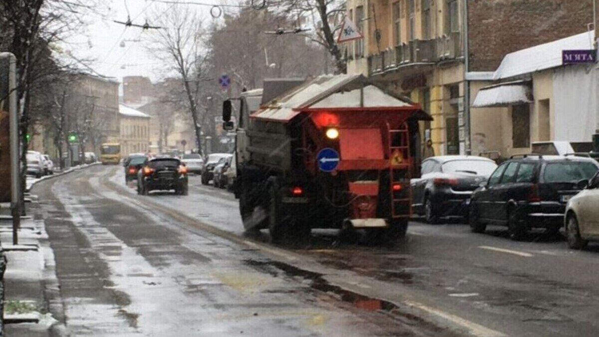 У Львові спецтехніка для зимового прибирання вулиць чергуватиме цілодобово