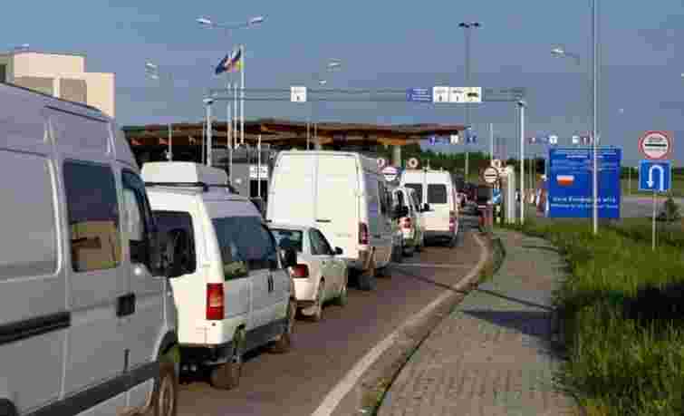 Львівського митника звільнили від покарання за пропуск контрабанди