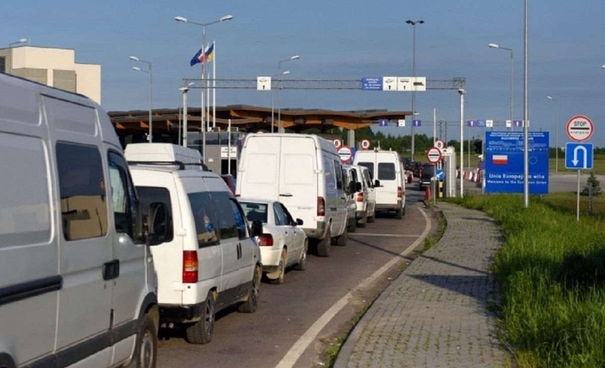 Львівського митника звільнили від покарання за пропуск контрабанди