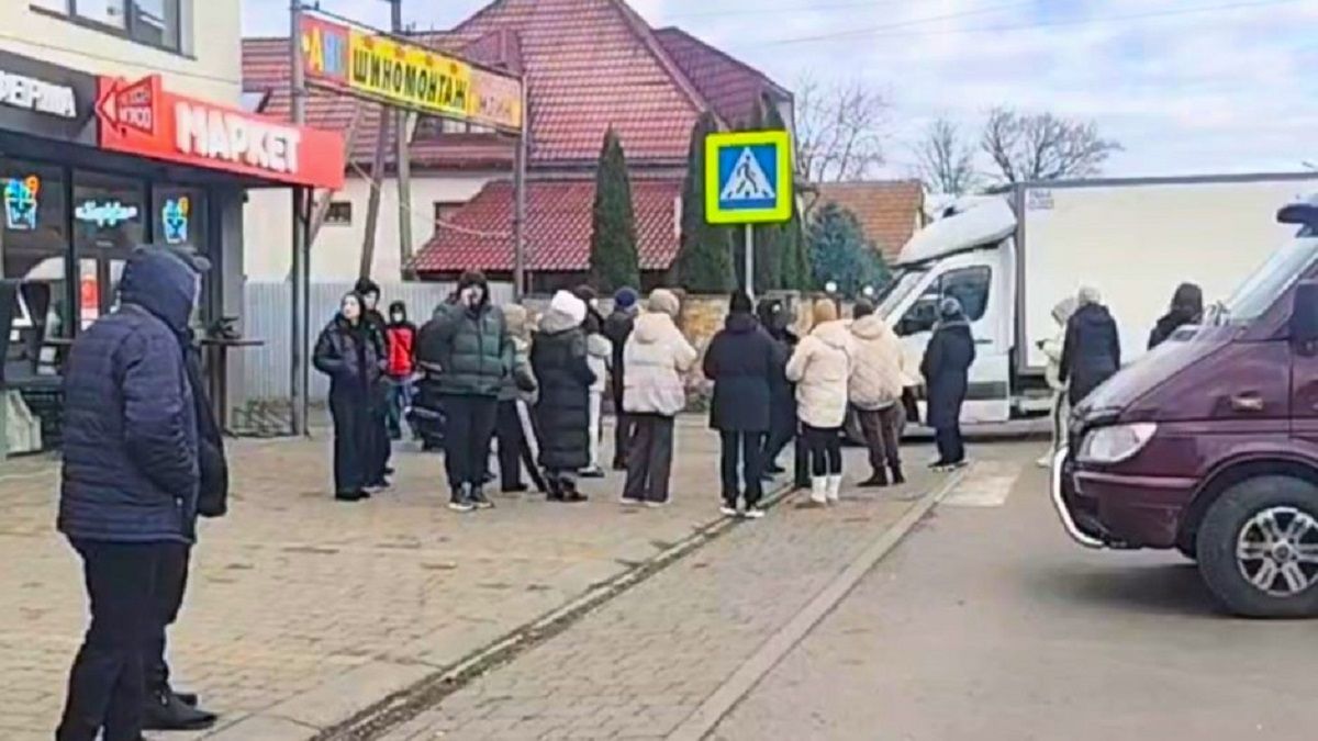 На Закарпатті селяни перекрили дорогу і спалили блокпост, протестуючи проти карантину