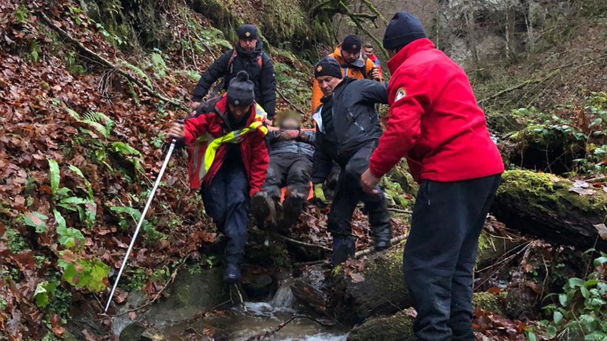 Біля гірського водоспаду на Закарпатті знайшли харків’янина, який чотири доби блукав у лісі