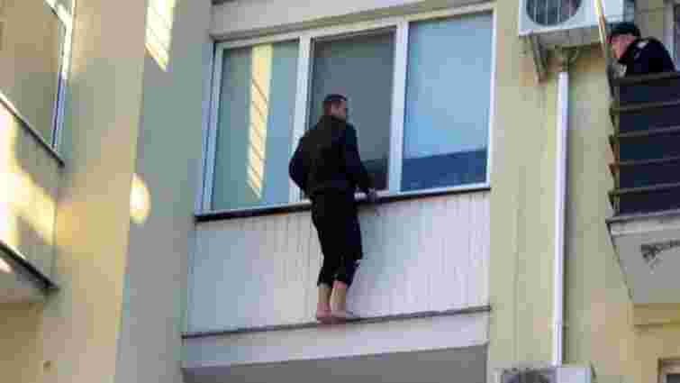 В Ужгороді рятувальною подушкою впіймали 39-річного самогубця
