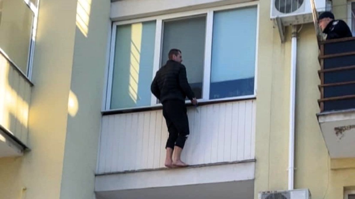 В Ужгороді рятувальною подушкою впіймали 39-річного самогубця