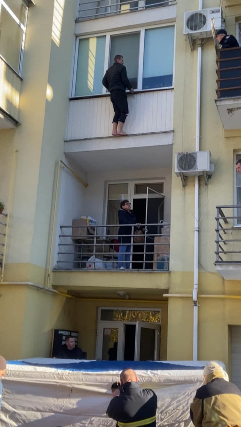 39-річний чоловік хотів стрибнути з третього поверху. Фото ДСНС