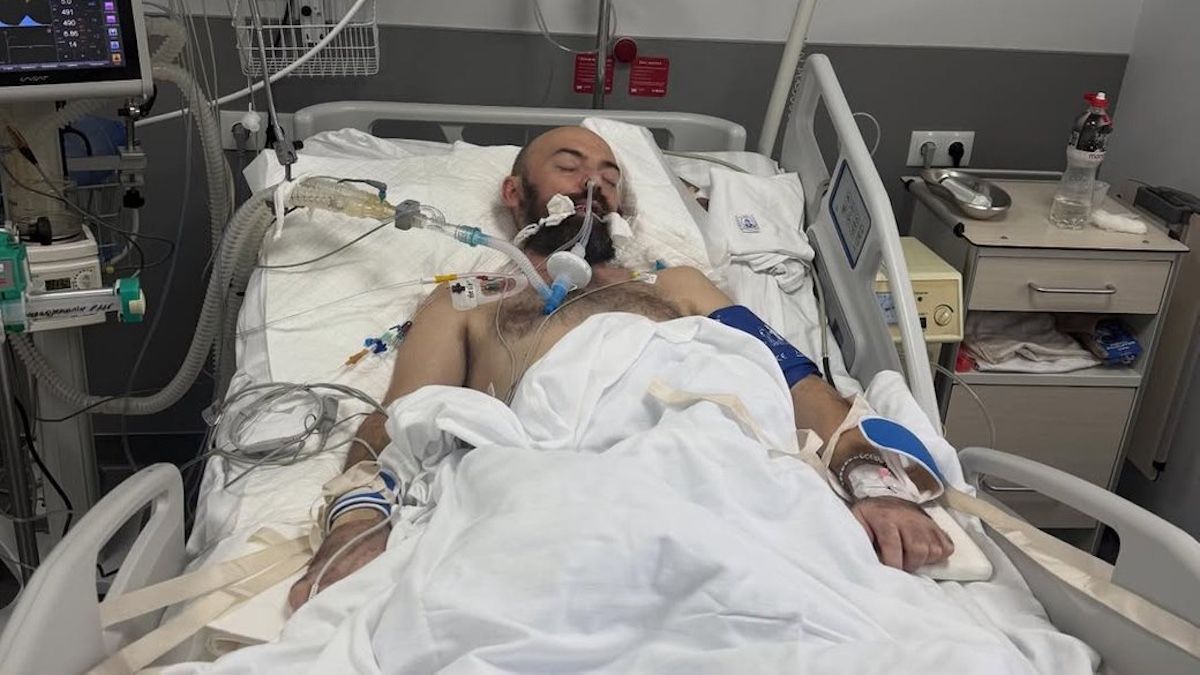 Відомий український співак Adam через важку хворобу впав у кому