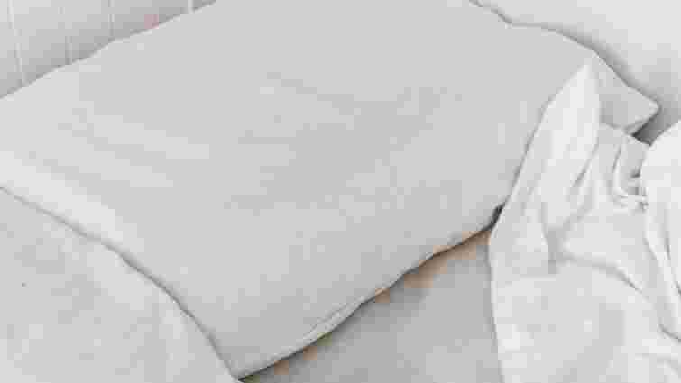 У грудку не зібʼється: як випрати подушки з синтепону, щоб їх не зіпсувати