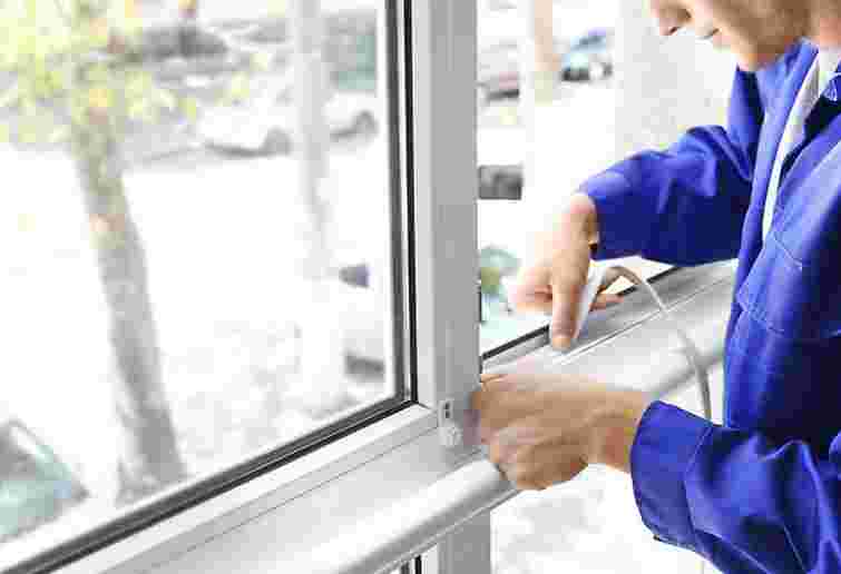 Вам не потрібен ремонт: як швидко утеплити будинок та позбутися протягів узимку