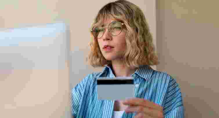 Для багатьох неочевидна помилка: коли гроші «переводять», а коли – «переказують»