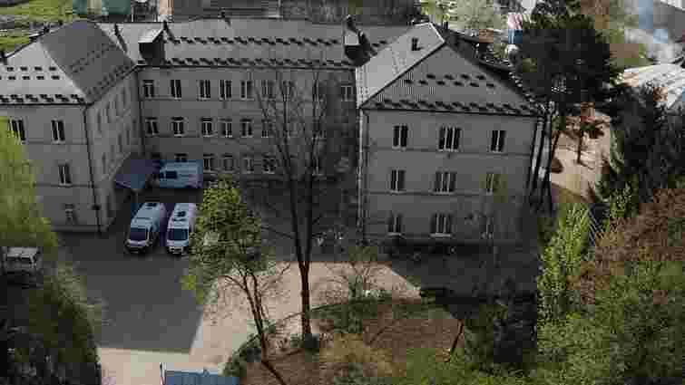 На Закарпатті обрали заставу керівниці поліклініки, яка за хабарі направляла чоловіків на МСЕК