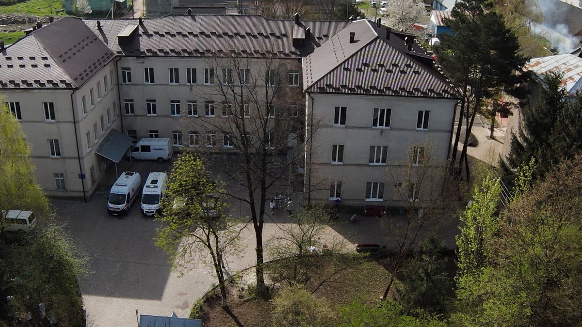 На Закарпатті обрали заставу керівниці поліклініки, яка за хабарі направляла чоловіків на МСЕК