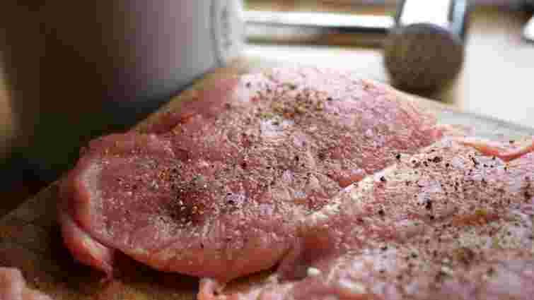 «Чим сильніше, тим краще» не працює: як правильно відбивати мʼясо на биточки 