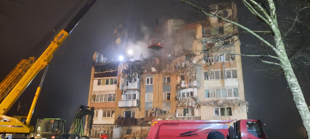 «Чоловіка і жінку знайшли на траві. Вони обнялися й загинули»