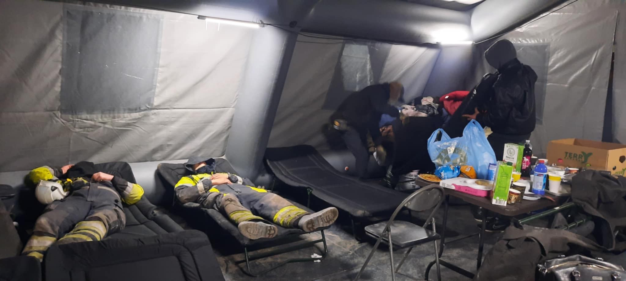 У наметах облаштували місця для перепочинку рятувальників