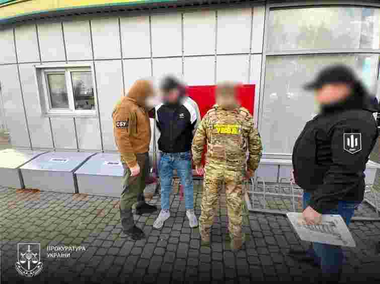 На Волині прикордонник за хабарі курував контрабанду сигарет дронами до Польщі