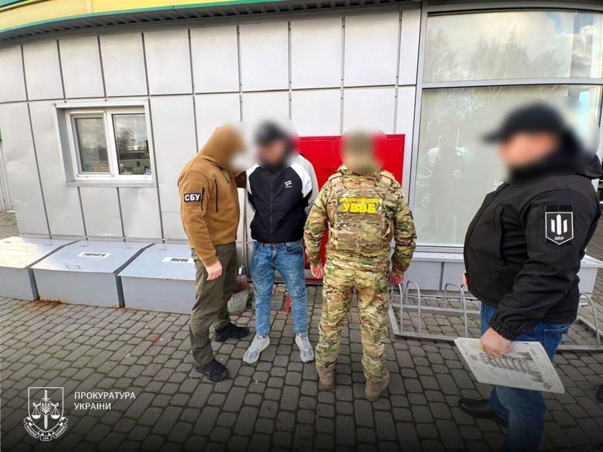 На Волині прикордонник за хабарі курував контрабанду сигарет дронами до Польщі