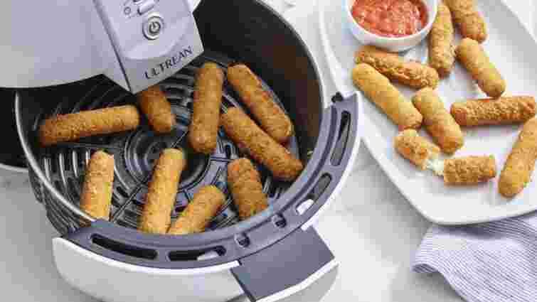 Зіпсуєте і вечерю, і техніку: які страви ніколи не можна готувати в аерогрилі