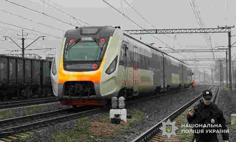 Пасажирський поїзд на смерть збив пенсіонера на станції біля Львова