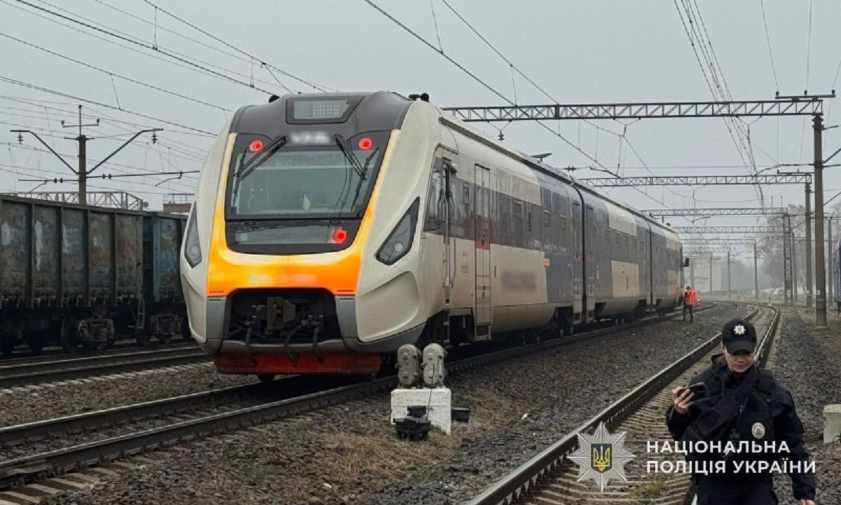 Пасажирський поїзд на смерть збив пенсіонера на станції біля Львова