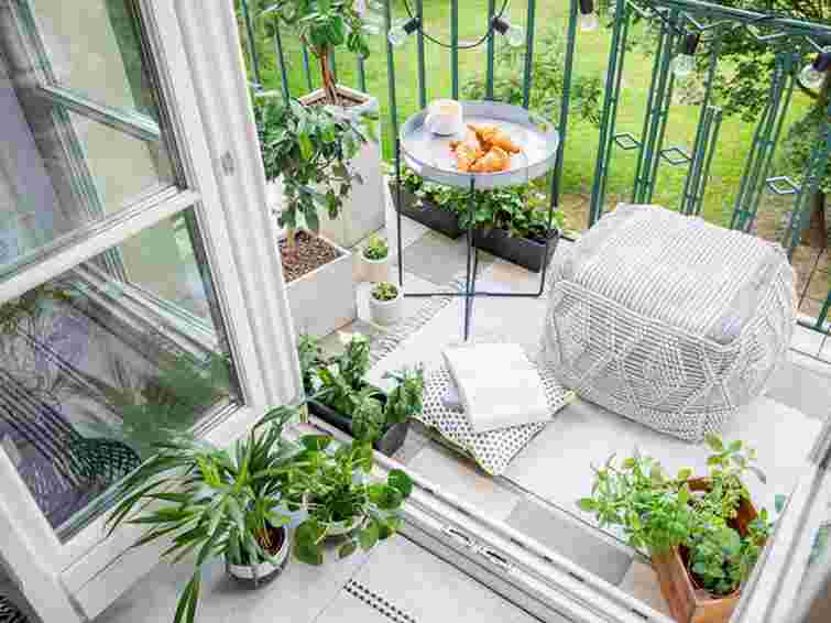 Як побороти хаос на балконі і додати простору функціональності: 6 простих ідей