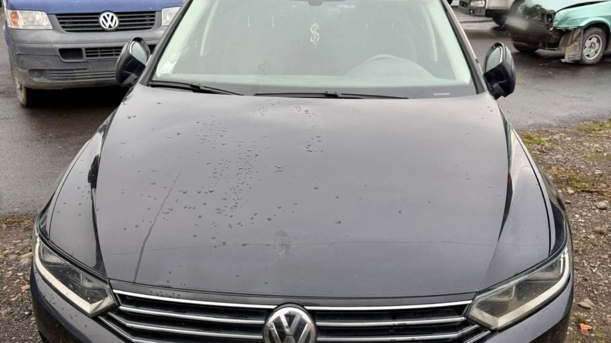 На Закарпатті мешканку села переїхали два автомобілі, вона загинула