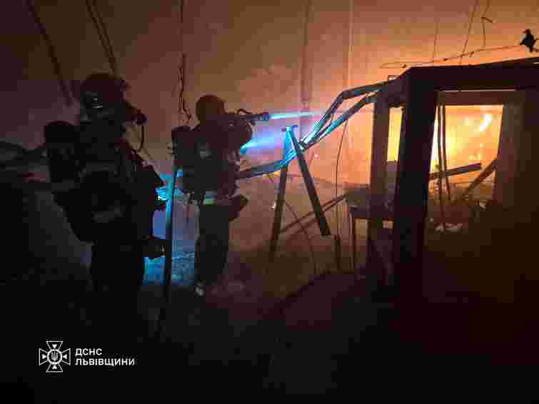 У Городку рятувальники ліквідували масштабну пожежу на складах