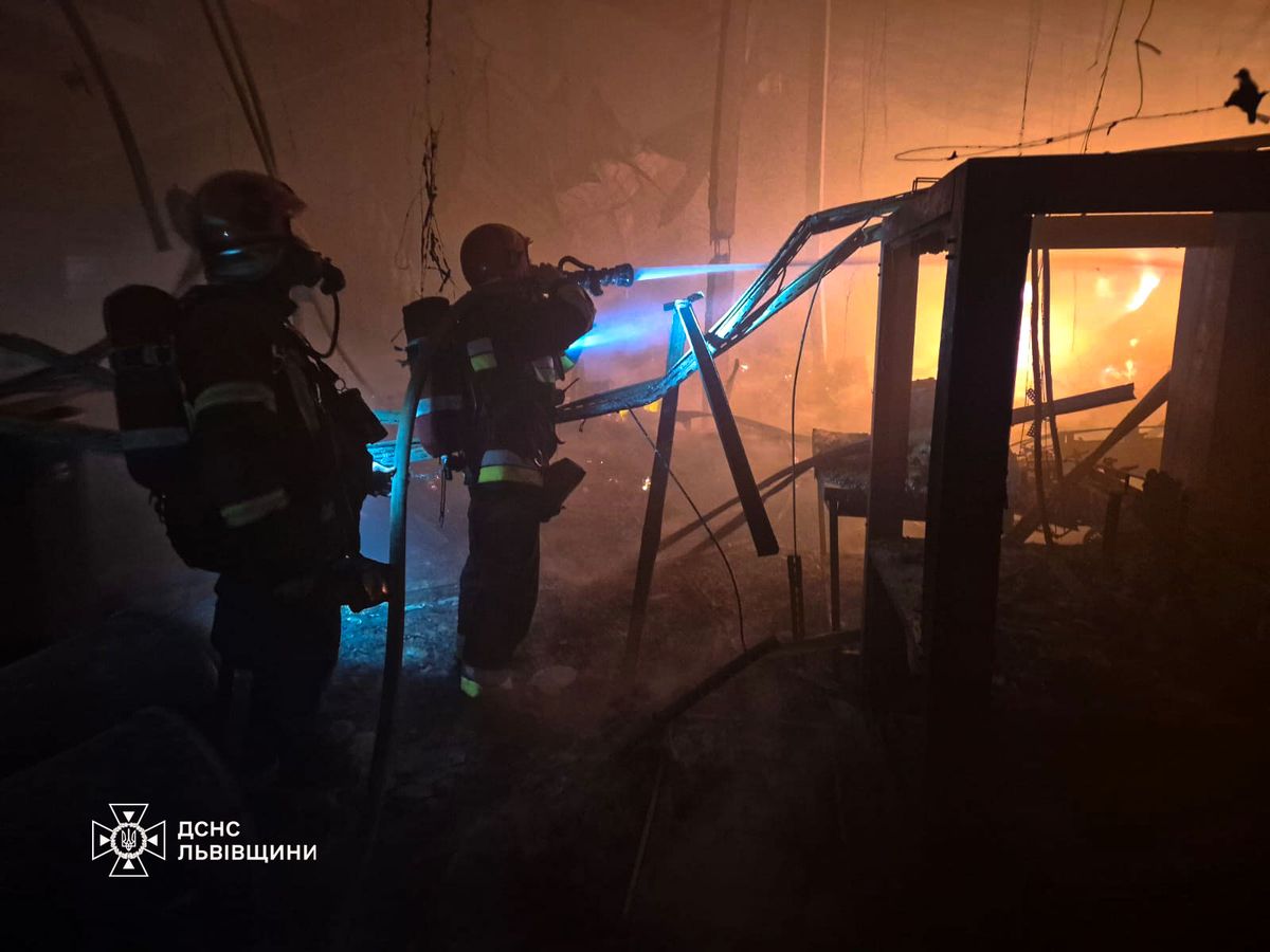 У Городку рятувальники ліквідували масштабну пожежу на складах