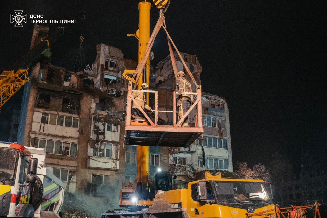 Розбір завалів на місті ракетного удару росіян у Тернополі