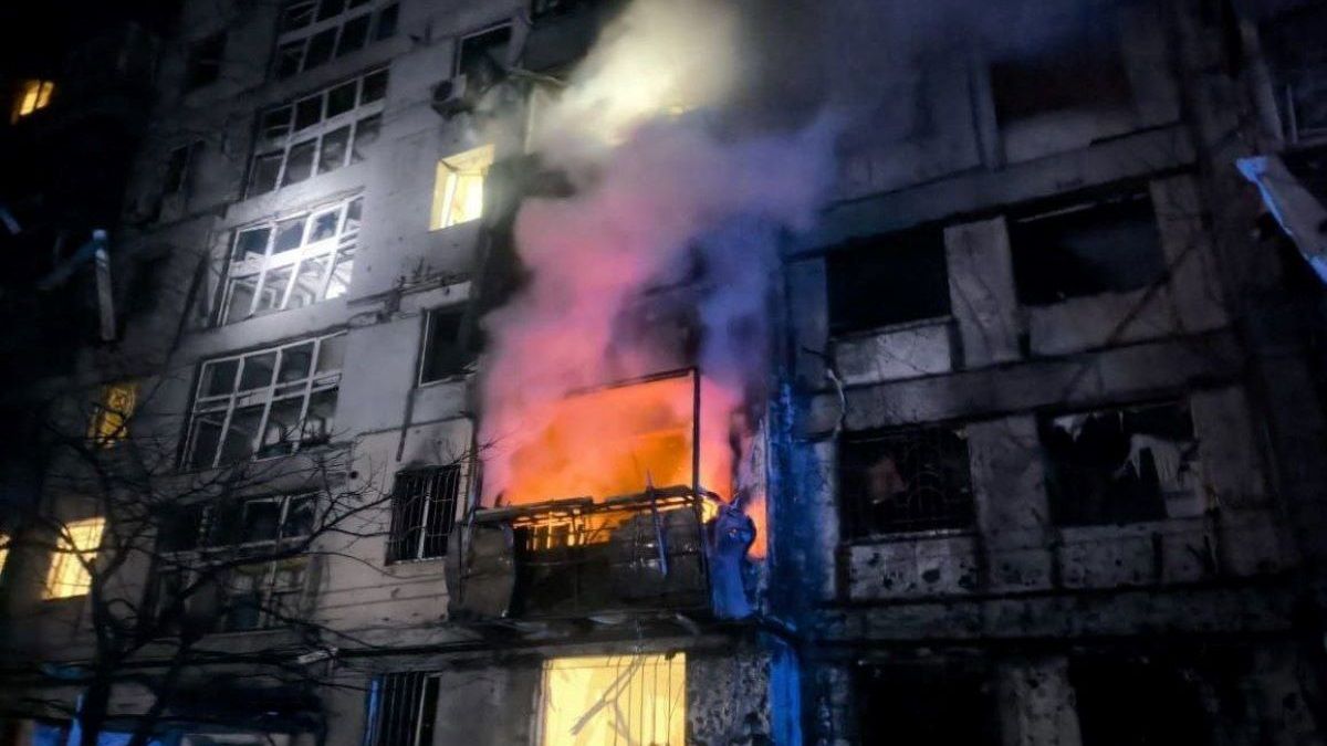 У Дніпрі внаслідок російської атаки спалахнула пожежа у багатоповерхівці, є постраждалі