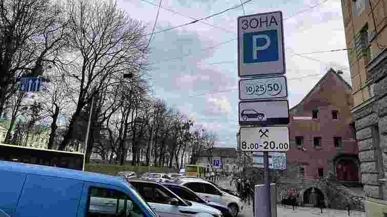 АМКУ знайшов порушення в облаштуванні платних паркінгів на вулицях Львова