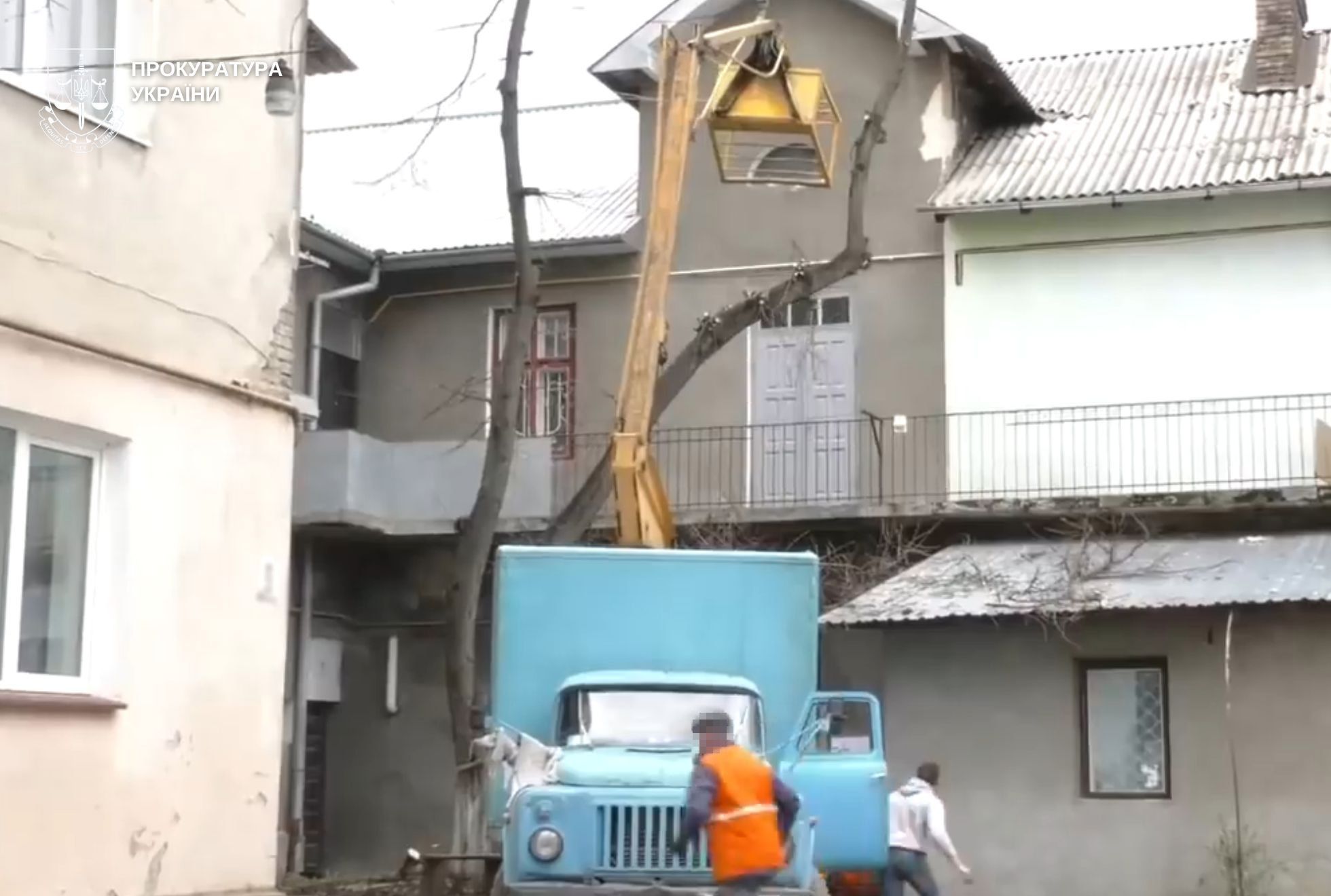 Під час проведення аварійної обрізки дерева «люлька» відірвалась від конструкції і працівники впали з висоти близько восьми метрів