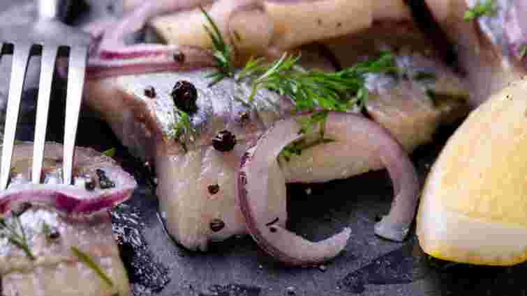 Вам треба тільки два продукти: як швидко замаринувати оселедець