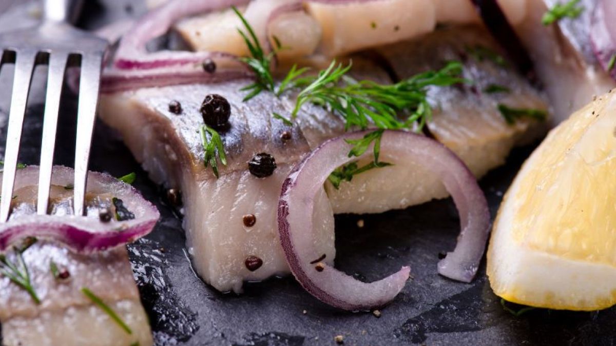 Вам треба тільки два продукти: як швидко замаринувати оселедець