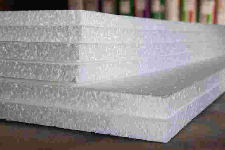 Диво-покриття, яке врятує подвірʼя: як використовувати залишки пінопласту в саду