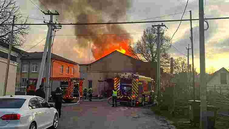 На підприємстві з пошиття взуття в Тернопільській області виникла масштабна пожежа