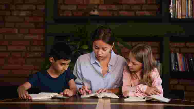 Тривалі канікули, 6-денне навчання та дві зміни: що МОН пропонує школам в умовах блекауту