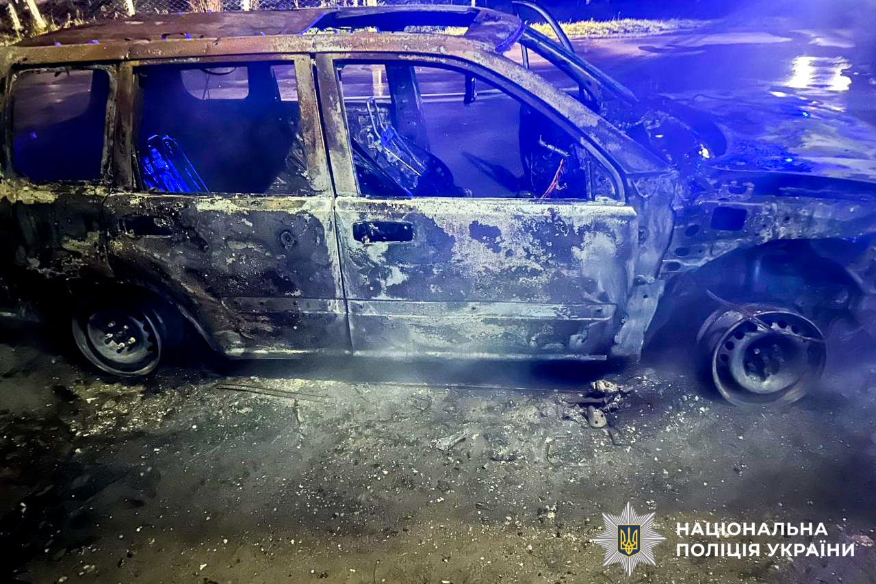 Унаслідок підпалу кросовер повністю згорів (фото поліції) 