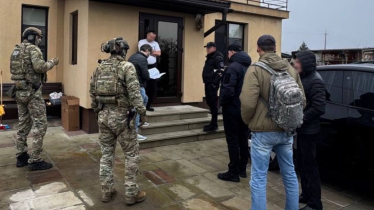 На Прикарпатті за хабарі від підприємців арештували посадовців Державної служби з питань праці