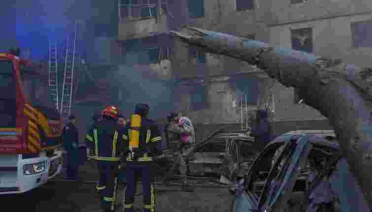 У Тернополі встановлять вікна в пошкодженому будинку, інший - відновленню не підлягає