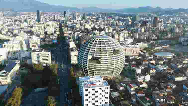 Величезний м'яч: в Албанії збудували спортивну арену у формі сфери 