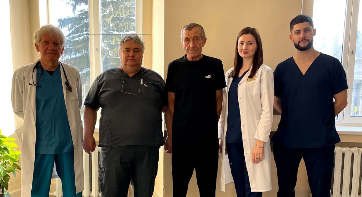 Судинні хірурги врятували пацієнта з єдиною вродженою ниркою і тромбозом аневризми аорти