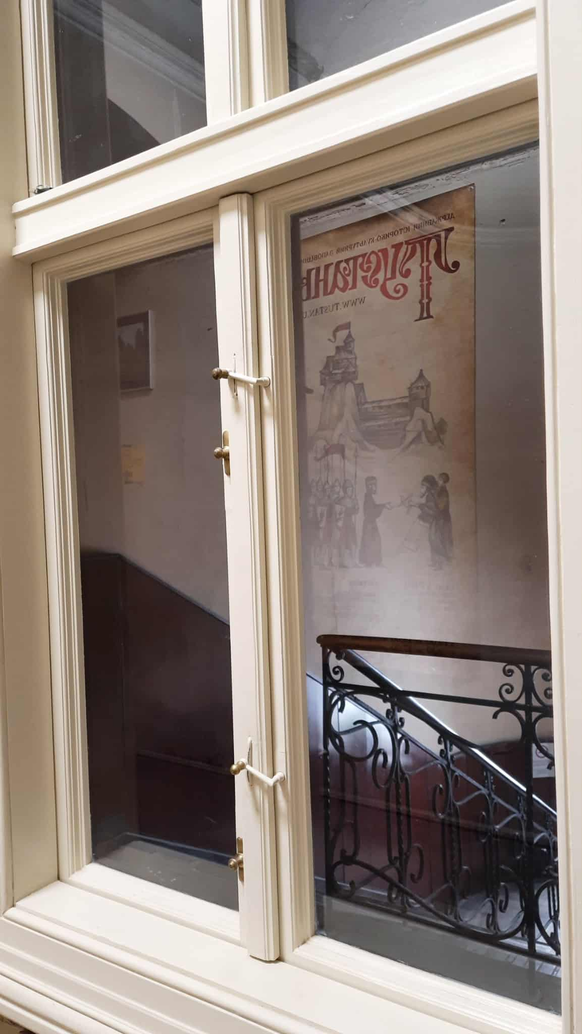 Оригінальне вікно з фурнітурою та ковальство сходів