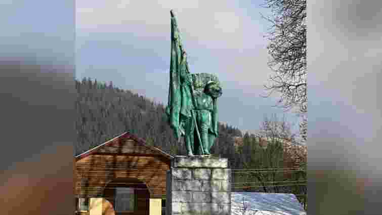 На Буковині поліція розслідує пошкодження пам'ятника радянському солдату