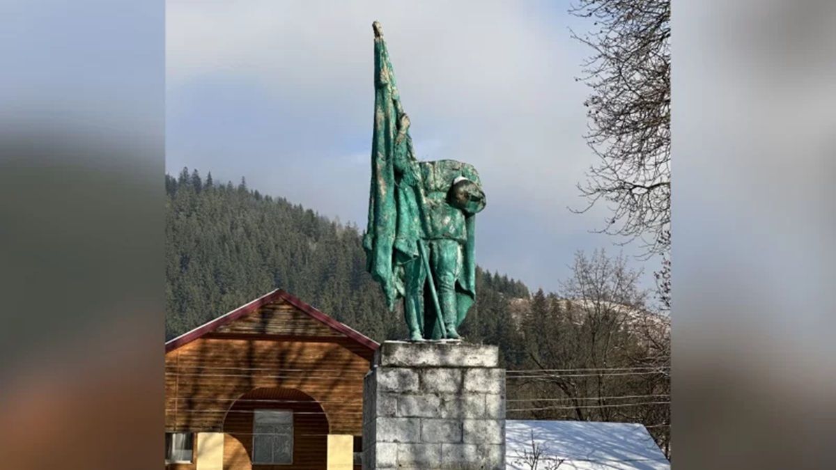 На Буковині поліція розслідує пошкодження пам'ятника радянському солдату