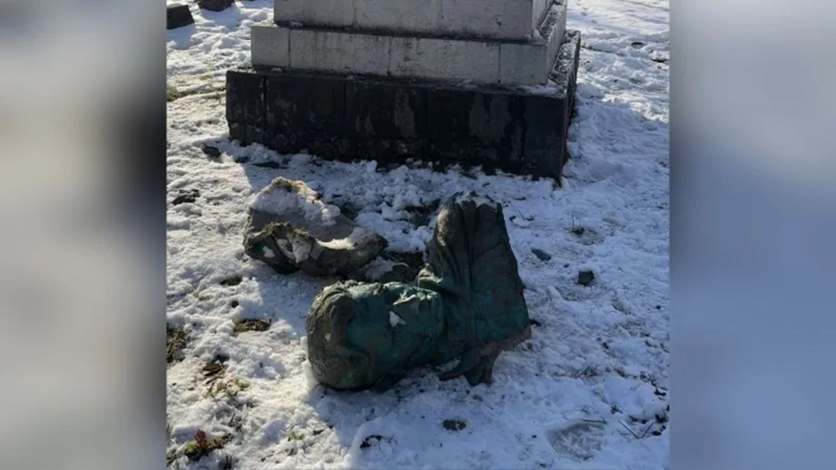 З постаменту злетіли голова та погруддя солдата