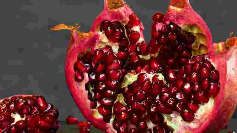 Цілий чи чищений: як зберігати гранат, щоб він залишався соковитим кілька тижнів