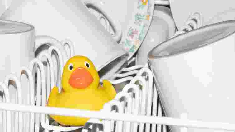 Ви користуєтеся нею неправильно: чому посудомийна машина залишає бруд на посуді 