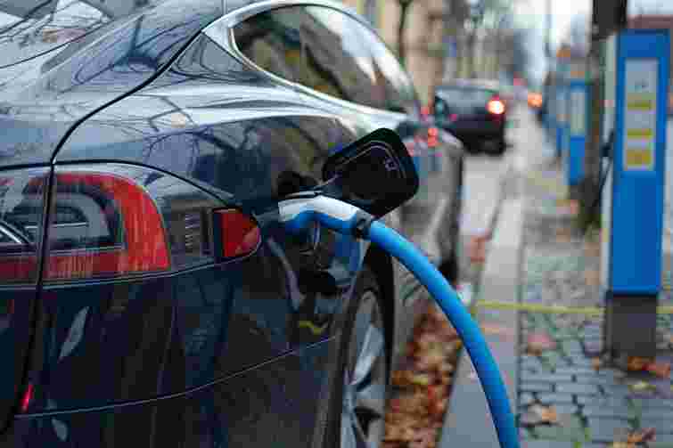 Як продовжити життя акумулятора електромобіля: 5 звичок, які його швидко зношують