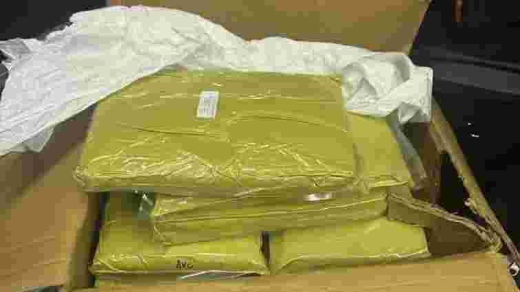 Закарпатські митники вилучили у водія мікроавтобуса понад 500 кг кратому