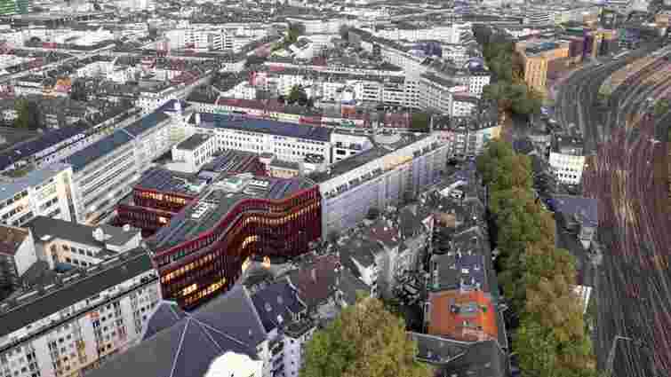 Як у Дюссельдорфі офісну будівлю вписали в старий квартал з щільною забудовою: фото