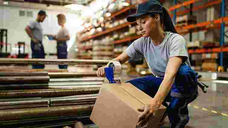 Більшість українських мігрантів у Польщі працюють, але заробляють значно менше поляків